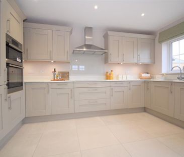 4 bedroom detached house to rent - Photo 2