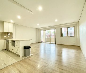 Oversized two bedroom apartment with walk-to-everywhere locale - Photo 5