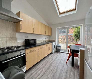 4 bedroom terraced house to rent - Photo 6