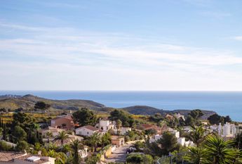 Spacious villa for rent for a long term with sea views and close to Lady Elizabeth school.