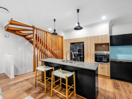 Luxurious Tri-level 4-Bedroom Townhouse! - Photo 5