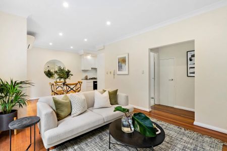 TRANQUIL TOWNHOUSE WITH CHIC RENOVATION & SUNNY COURTYARD - 140SQM ON TITLE - Photo 3