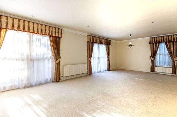 A delightful home situated within the exclusive Virginia Park development. - Photo 1