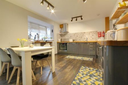 2 bedroom semi-detached house to rent - Photo 5