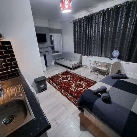 Studio Flat, Finchley Road, NW11 - Photo 4