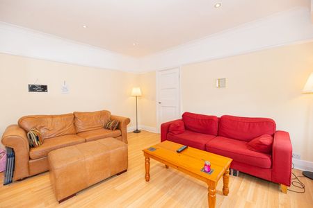 3 Bed Flat, The Mall, W5 - Photo 2