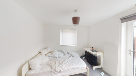 4 bedroom terraced house to rent - Photo 4