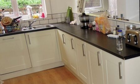 Friendly six bedroom shared house for young professionals Adams - Room 1 - Photo 4