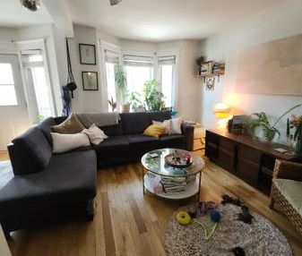 LARGE 3 BEDROOM UPPER STEPS FROM DUFFERIN GROVE PARK $3900 INC - Photo 2