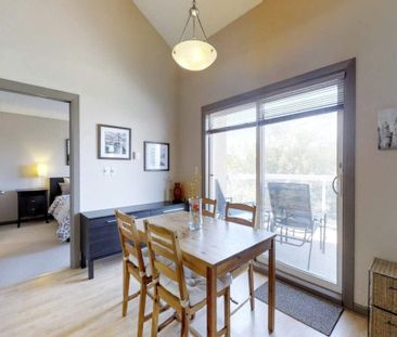 Edmonton Furnished Condo Rental in Whyte Ave/University - Loft livi... - Photo 6