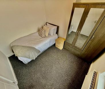 1 bedroom in a house share to rent - Photo 4