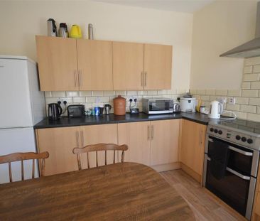 1 bedroom in a house share to rent - Photo 2