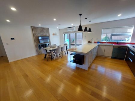 Impressive family home Blockhouse Bay - Photo 3