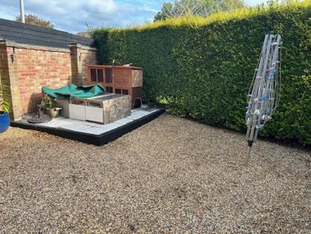 3 bedroom end of terrace house to rent - Photo 4