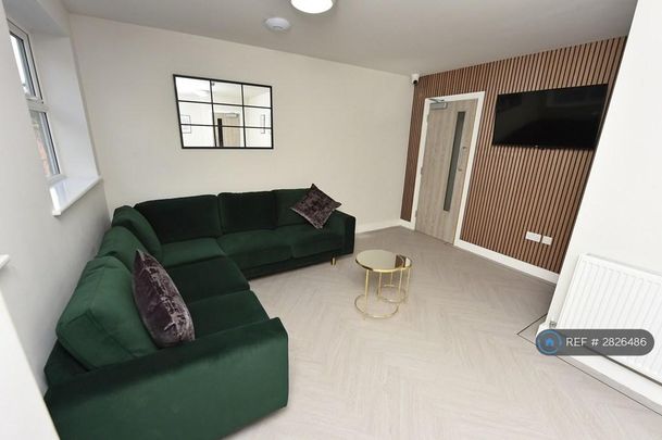 1 bedroom in a flat share to rent - Photo 1