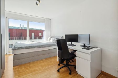 Helle 4.5-Zimmer-Wohnung mit Balkon und Stadtblick in Schlieren - Foto 3
