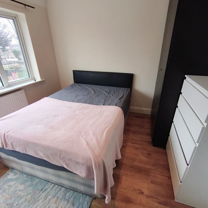 Studio Flat, Links Road, NW2 - Photo 1