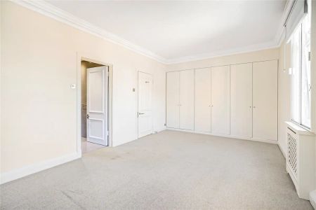 4 bedroom flat in Carpenter Street - Photo 2