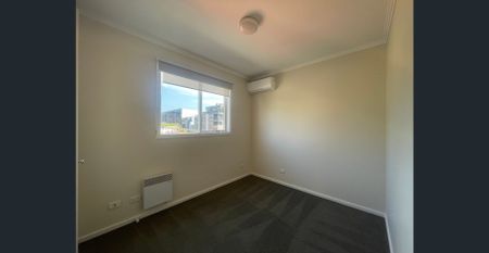 Large Bright Townhouse in the heart of North Melbourne - Photo 2