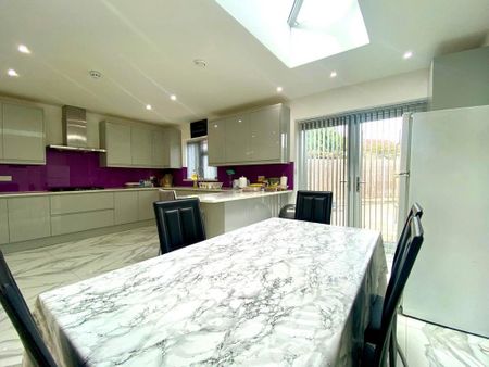 5 bedroom semi-detached house to rent - Photo 3