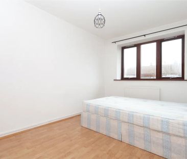 3 bedroom flat in London - Photo 2