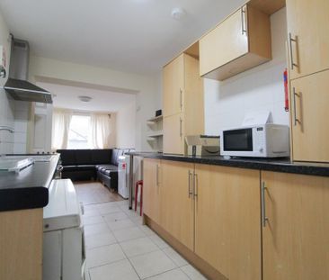 1 bedroom in a house share to rent - Photo 2