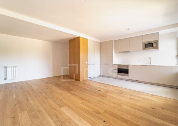 Apartamento T2 no Porto com varanda, garagem e arrumos