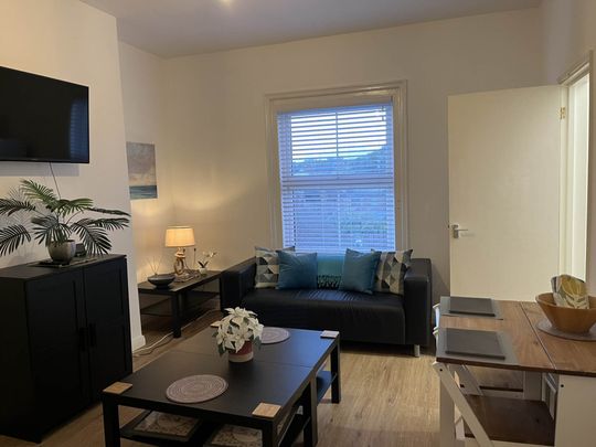 Room 3: 108A High Street, Godalming, GU7 1DW - Photo 1