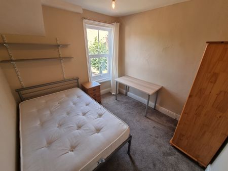 6 Bed Student Accommodation - Photo 2