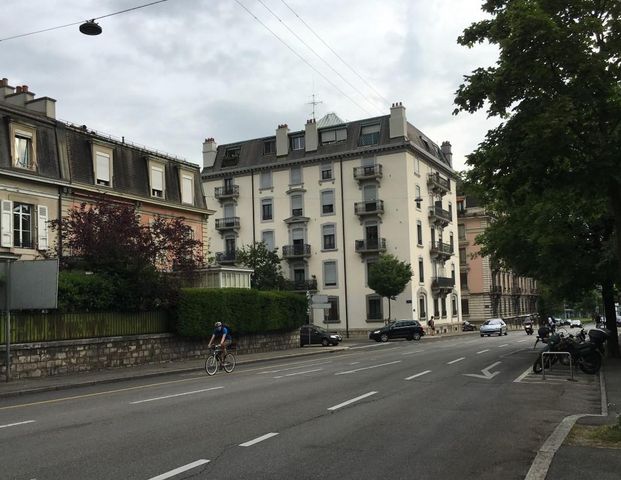 Bel appartement de 3 pièces avec chambrette et balcon au 5ème étage. 95 m2 environ. - Photo 1