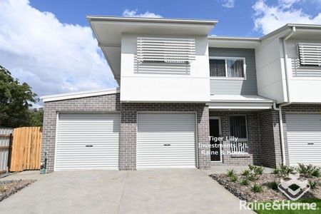 LUXURY 4 BEDROOM TOWNHOUSE 2 LIVING AREAS - Photo 4