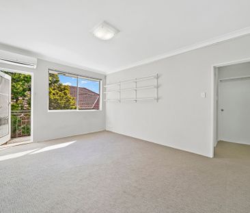 Private Rear Apartment in Boutique Security Block ** Available 01/0... - Photo 2