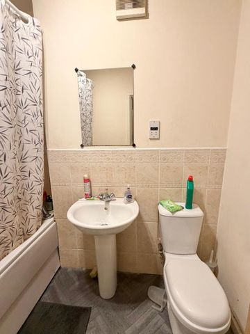 1 bedroom in a flat share to rent - Photo 5