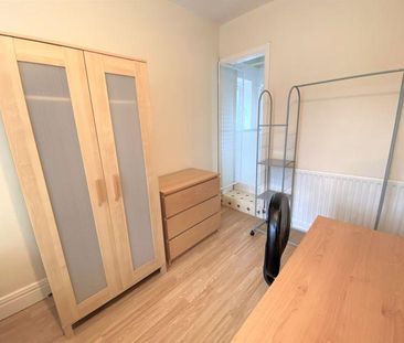 3 bedroom flat to rent - Photo 3