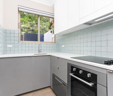 Restored Apartment With Private Courtyard & Additional Office / Studio - Photo 2