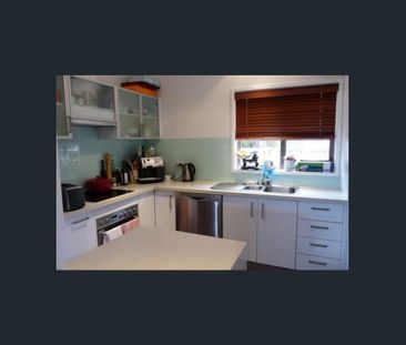 Cozy 3 Bedroom House! - Photo 4