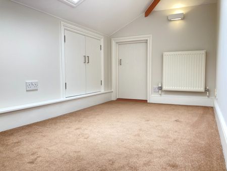 4 Bed Flat, Very Near Haven Green Area, W5 - Photo 5