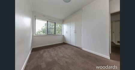 Spacious 2-bedroom apartment in prime location - Photo 2