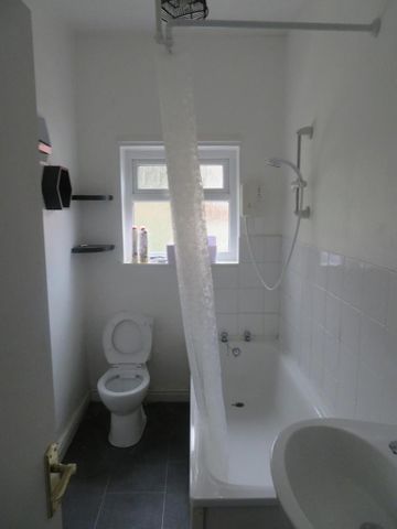 2 bedroom terraced house to rent - Photo 4