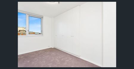 Stylish Woollahra Apartment with Harbour Views and Parking - Photo 3