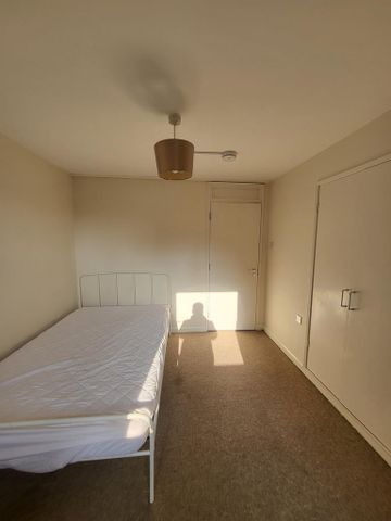 3 bedroom flat to rent - Photo 2