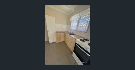 Large Block 3 bedroom Retro Home - Photo 5