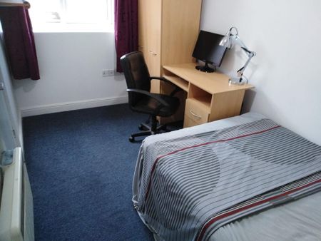 1 bedroom in a flat share to rent - Photo 4