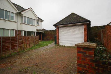 4 bedroom semi-detached house to rent - Photo 2