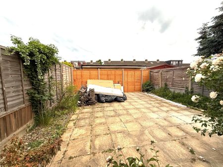 Four bedroom house close to barking side high street - £2500 - Photo 4