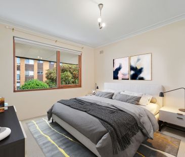 Flooded with natural light and perfectly located - Photo 2