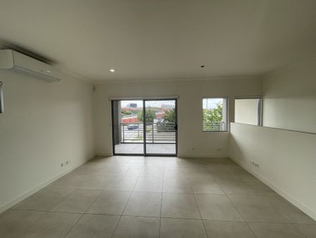 2 Bedroom Apartment in Highly Sought after Location - Photo 4
