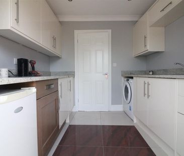Camborne Way, Heston - Photo 2