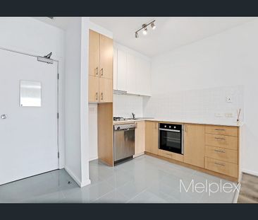 Spacious Apartment in CBD with Gas & Water Bills Included - Photo 3