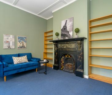 As cute as a button - Photo 2